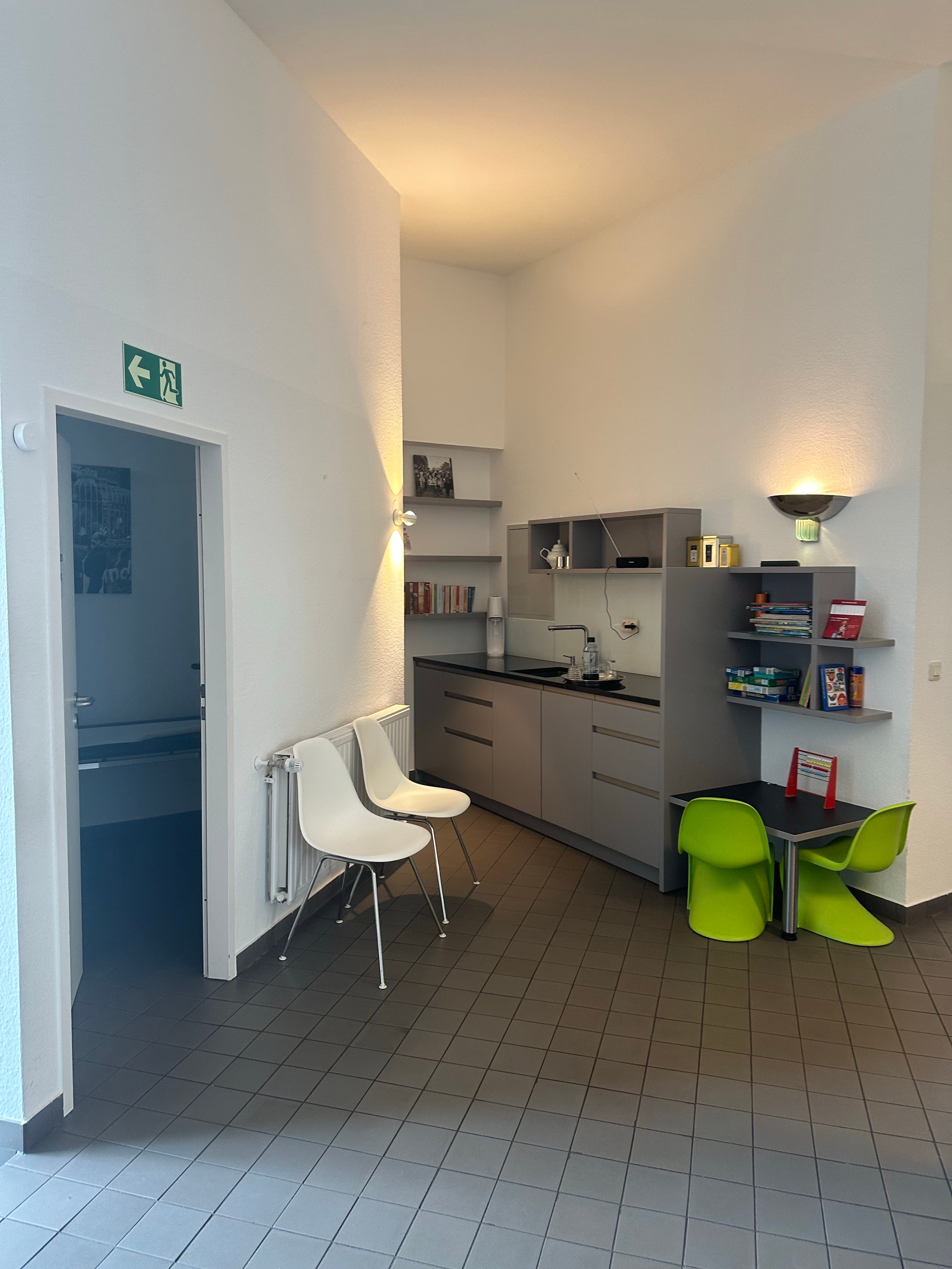 Hausarztzentrum Köln-Südstadt Wartebereich/Patientenküche